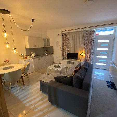 Deluxe Appartamento Tuzla Esterno foto